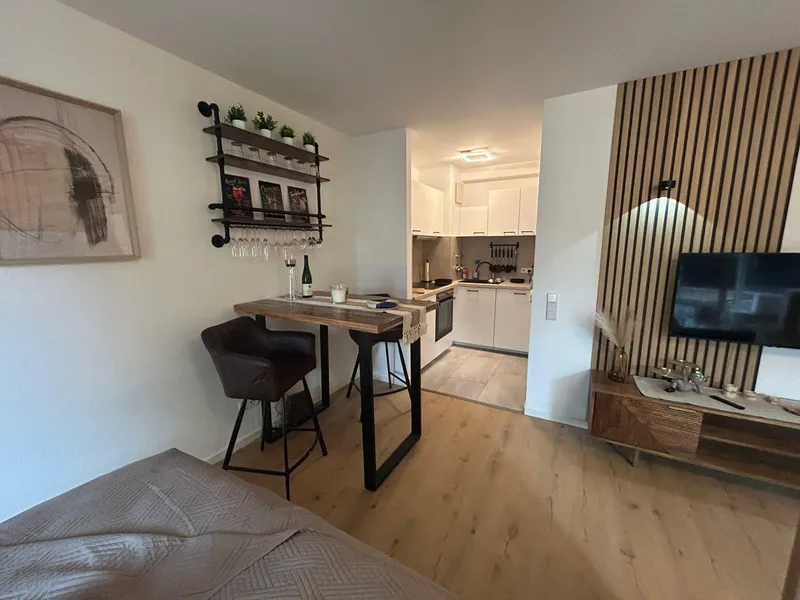 Neu möblierte, frisch renovierte, helle 1-Zi-Whg im Hochparterre mit Balkon und neuer Küche — photo 1